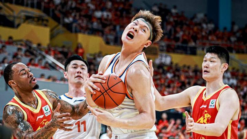 CBA总决赛-上海客场大胜广厦 王哲林奋力拼抢