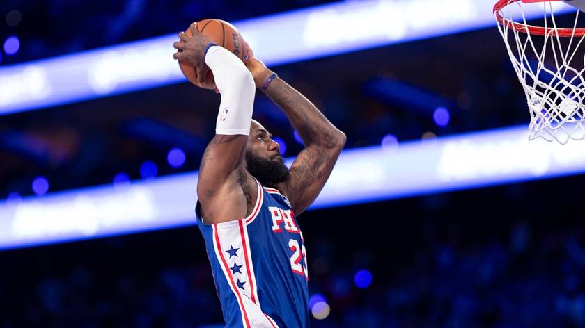 NBA-76人胜骑士 詹姆斯双手暴扣