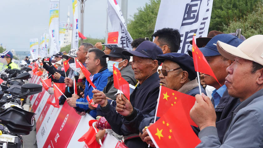 在那遥远的地方 环青赛车轮追风而来