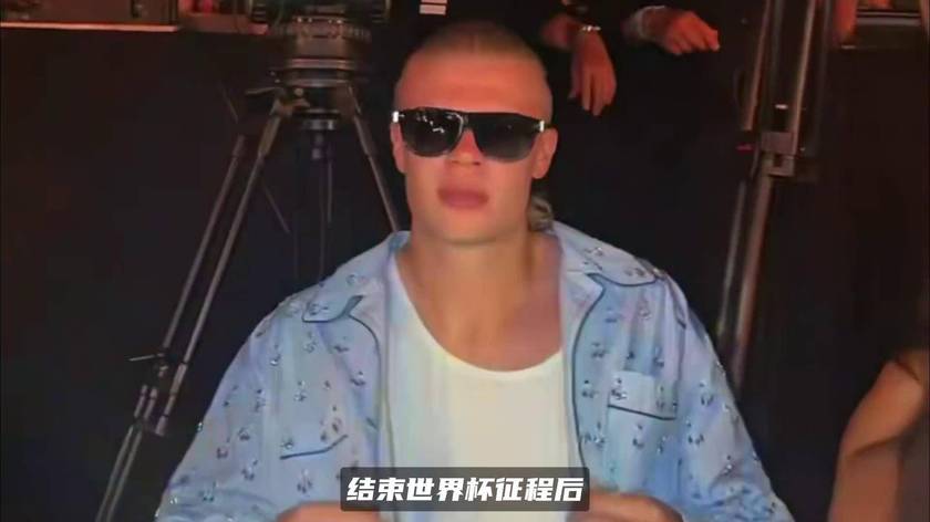 哈兰德赤膊在豪华游艇上打高尔夫！挥杆击球打进大海，松弛感拉满
