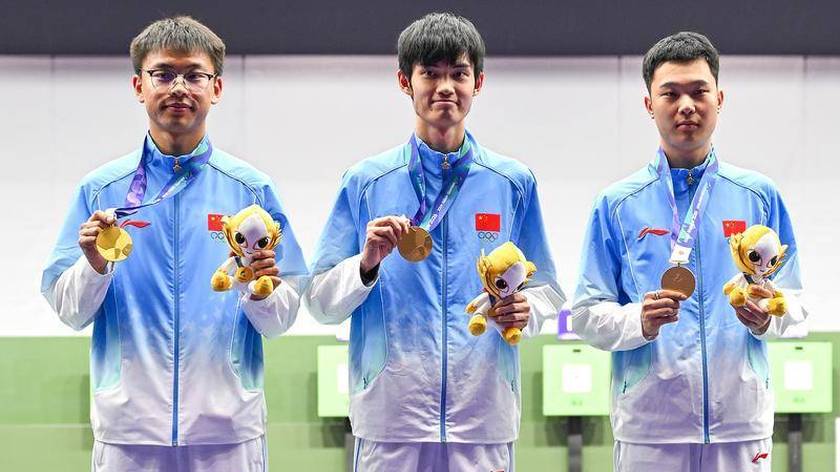 亚运男子10米气步枪团体赛 中国队夺金合影
