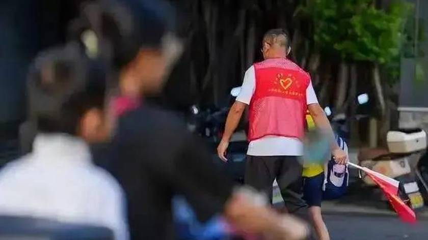 让67岁老人护学，到底谁护谁啊