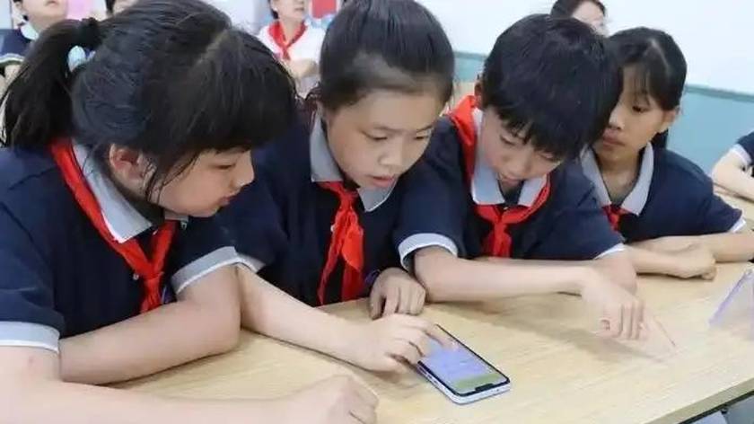 动真格了，多地中小学开始明令禁止手机带入学校