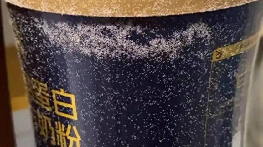 冲奶粉时发现奶粉罐上覆满白色“粉末”，细看竟是密密麻麻的小虫