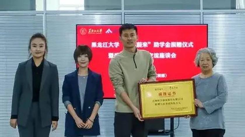 武亮陪张雪峰母亲赴高校送助学金