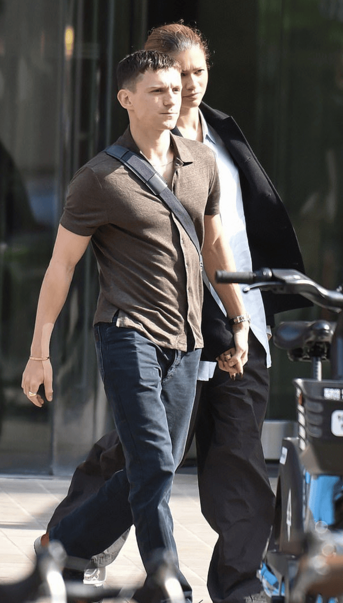 荷兰弟与赞达亚伦敦外出被拍 十指紧扣好甜蜜