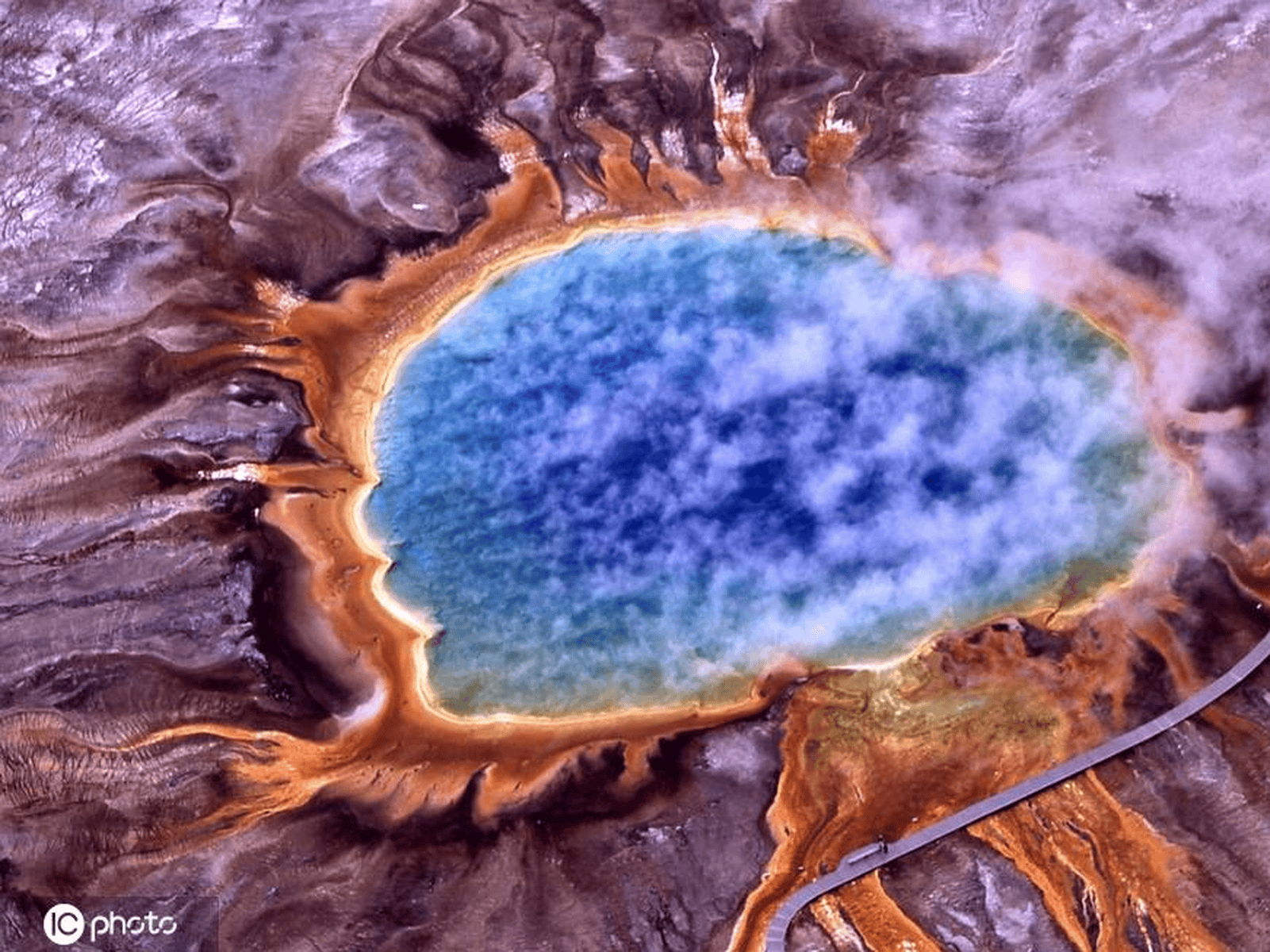 黄石国家公园的"地球之眼":大棱镜彩泉