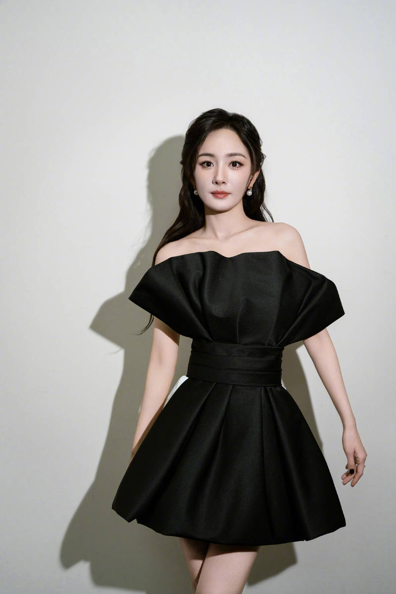 杨幂穿束腰黑裙简约时尚秀修长美腿摩登精致