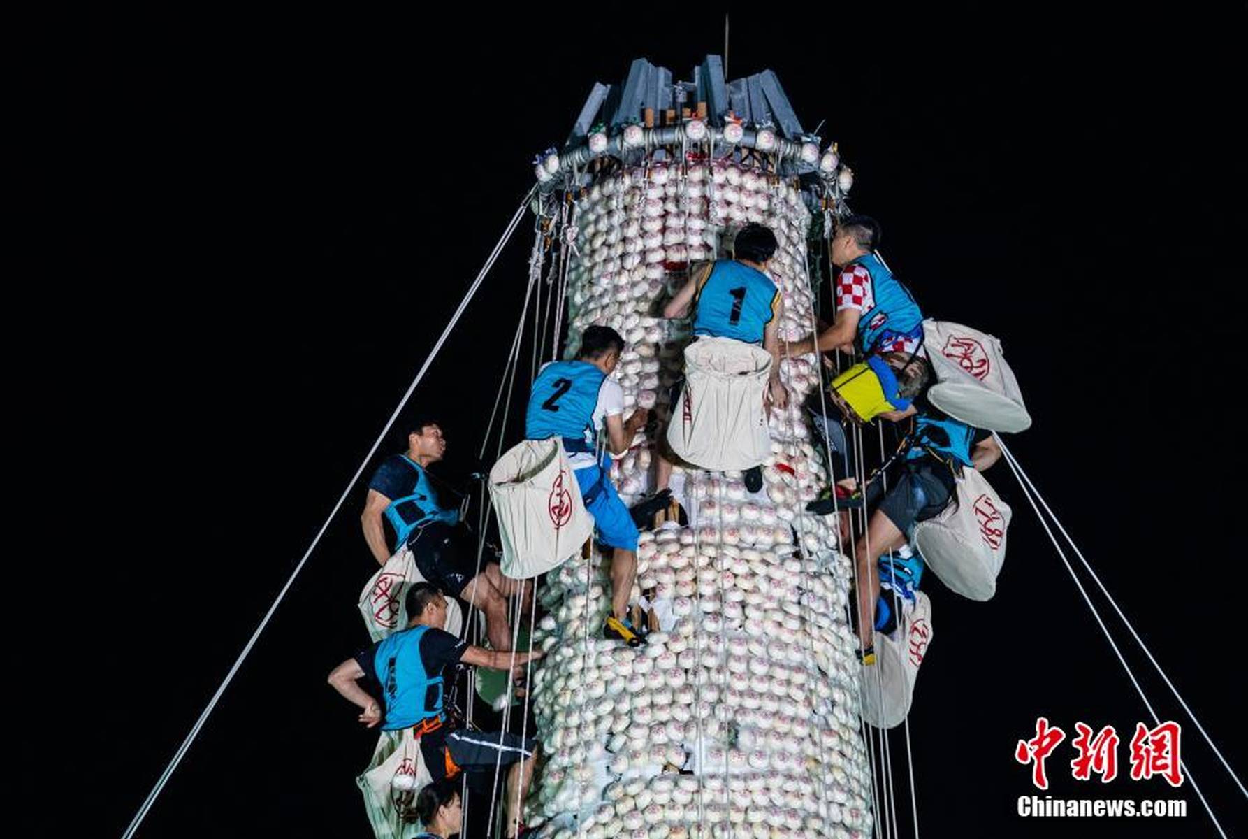 争分夺包香港一年一度民俗抢包山上演