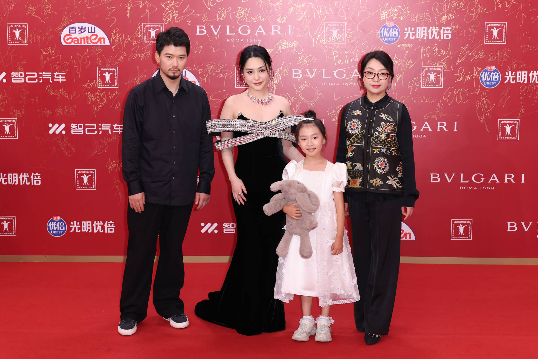 上影节闭幕 长泽雅美钟欣潼万茜倪虹洁张子枫等亮相红毯