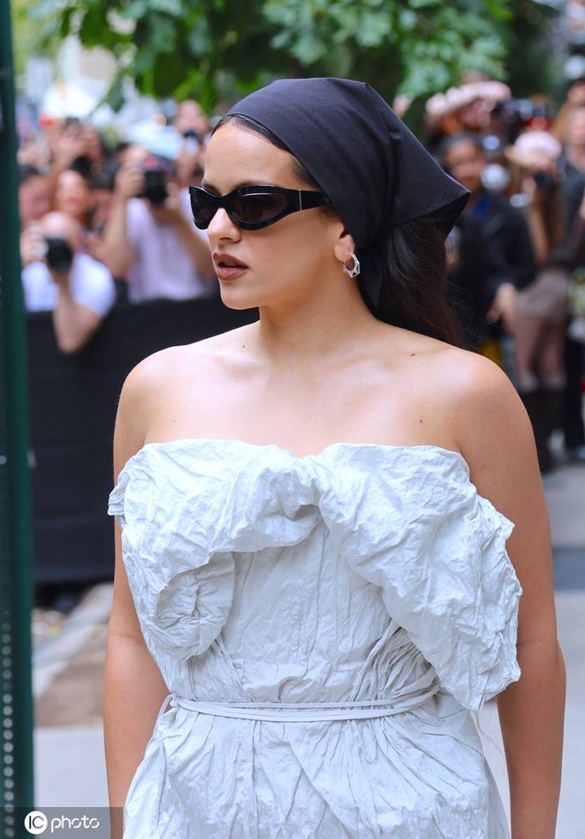 罗莎莉亚现身calvin klein 2026春夏纽约时装周秀场