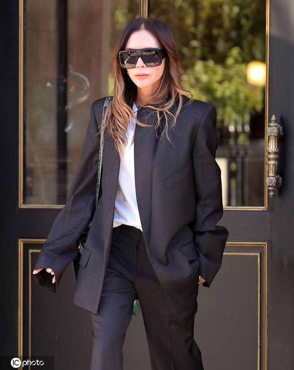 维多利亚贝克汉姆在巴黎时装周期间离开酒店黑色西装套装尽显时尚