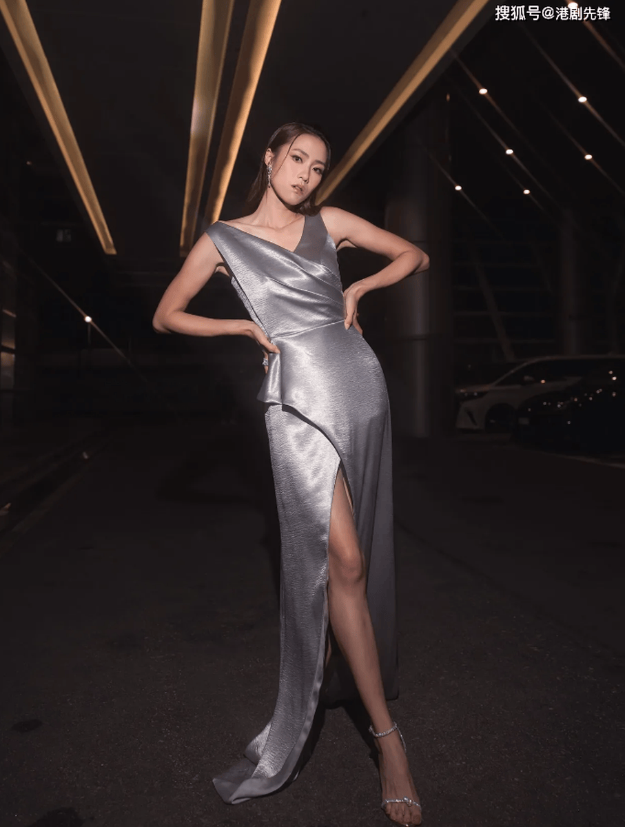 TVB女神级刘颖璇花旦现身机场生图曝光 逆天长腿+白滑肌肤劲抢焦