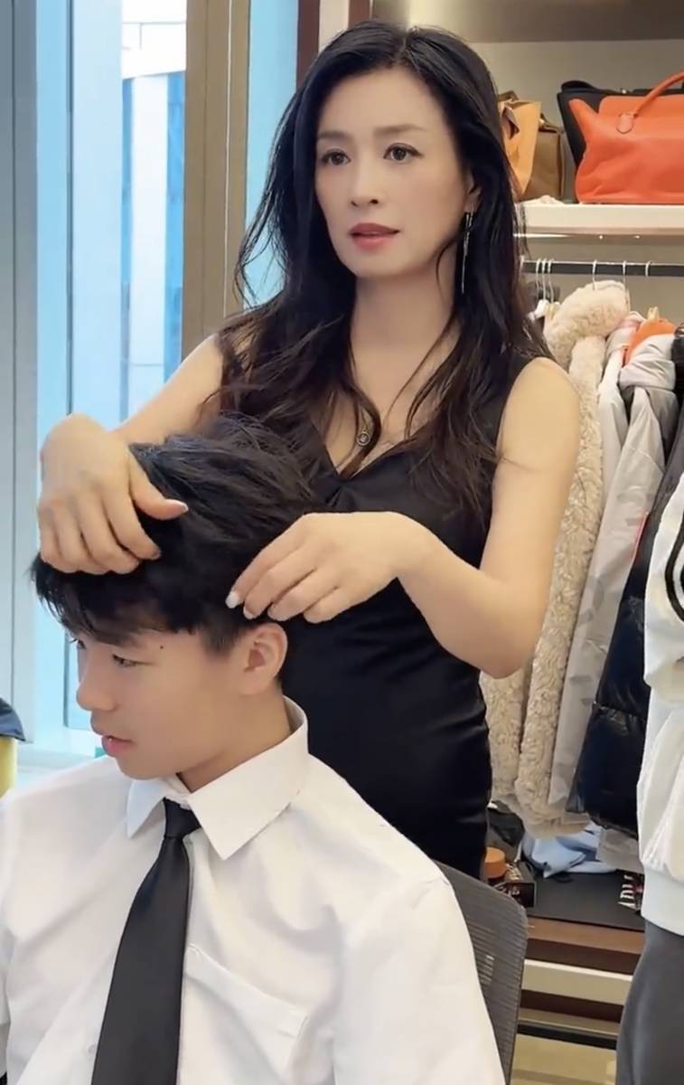 张庭晒一家四口全家福 儿女身高瞩目颜值出挑