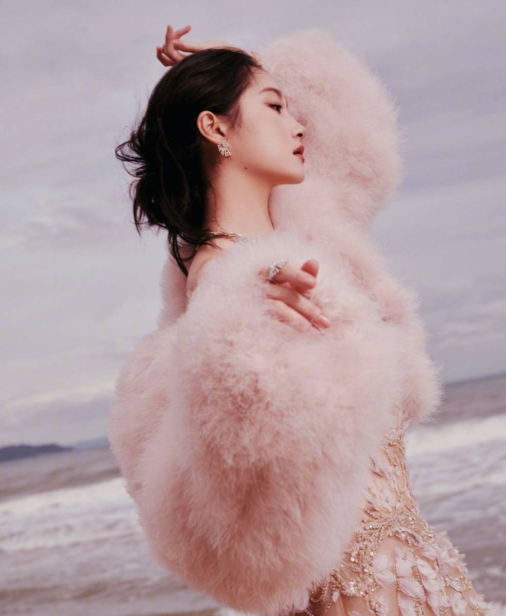 关晓彤穿抹胸裙大气优雅 身披毛绒外套楚楚动人