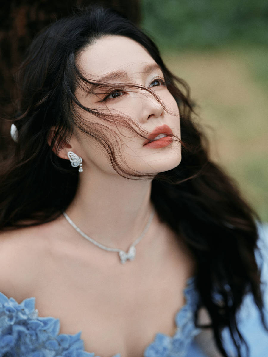 李沁穿蓝色礼裙仙气飘飘 卷发造型优雅俏皮