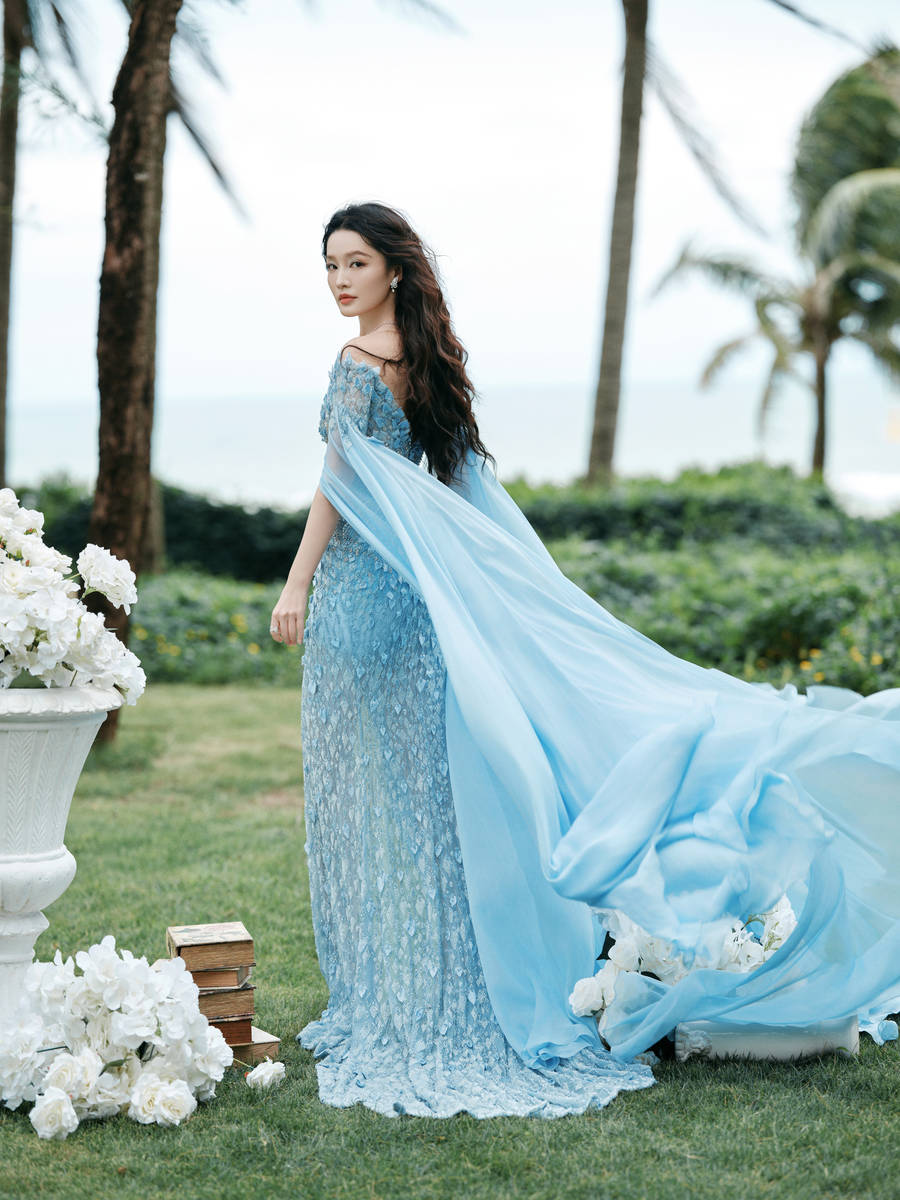 李沁穿蓝色礼裙仙气飘飘 卷发造型优雅俏皮