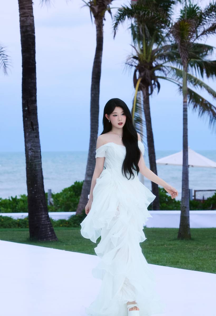 沈佳润穿白色露肩装灵动清冷 海边走红毯从容自信