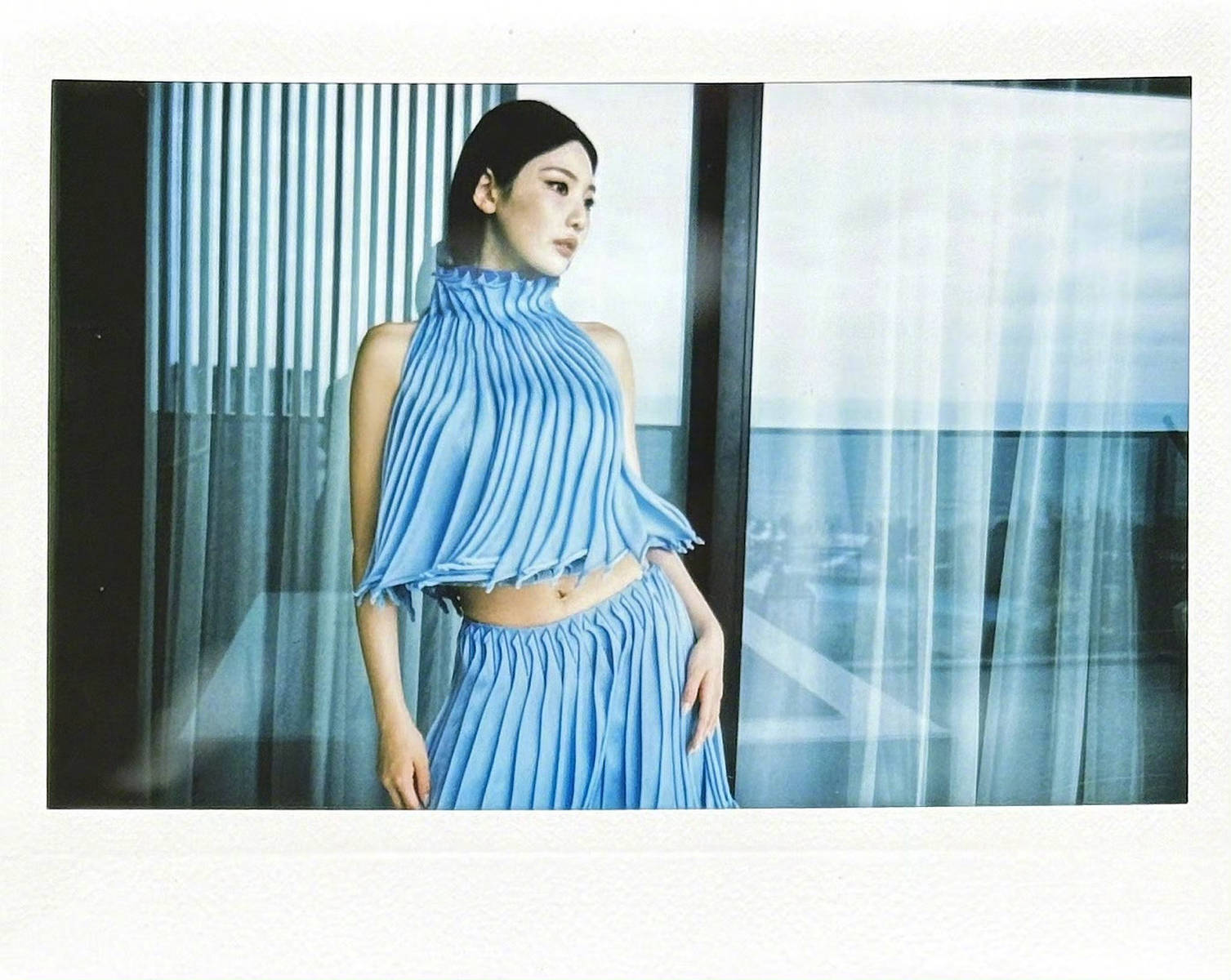 宁艺卓穿吊带纱裙女神感十足 大波浪造型大气时尚