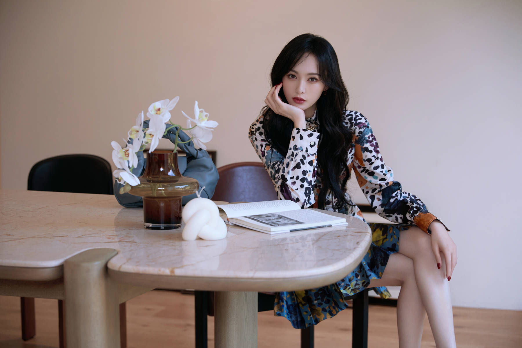 唐嫣穿碎花短裙美腿修长 笑意盈盈优雅又甜美-第3张图片-旧杳电影网