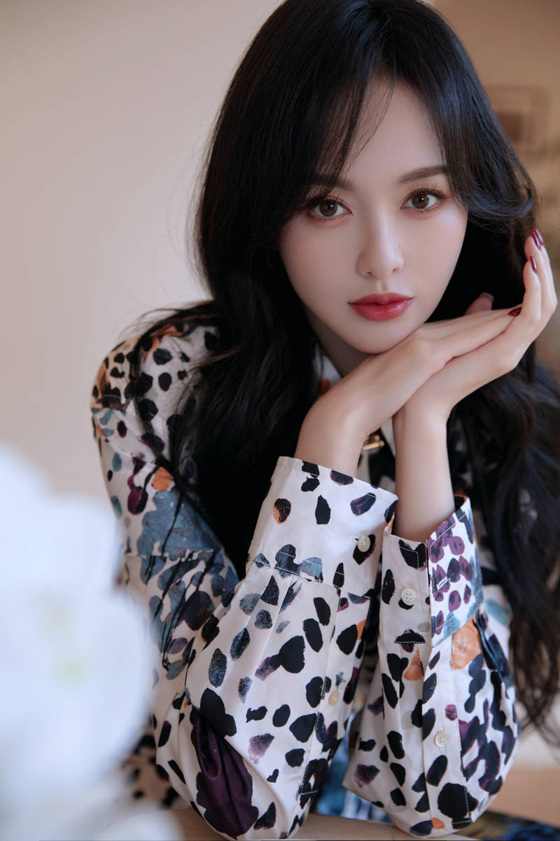 唐嫣穿碎花短裙美腿修长 笑意盈盈优雅又甜美-第1张图片-旧杳电影网