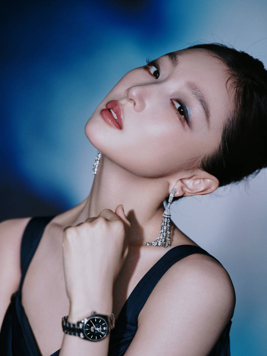 周冬雨穿黑色礼服腰肢纤细 梳复古盘发气质优雅