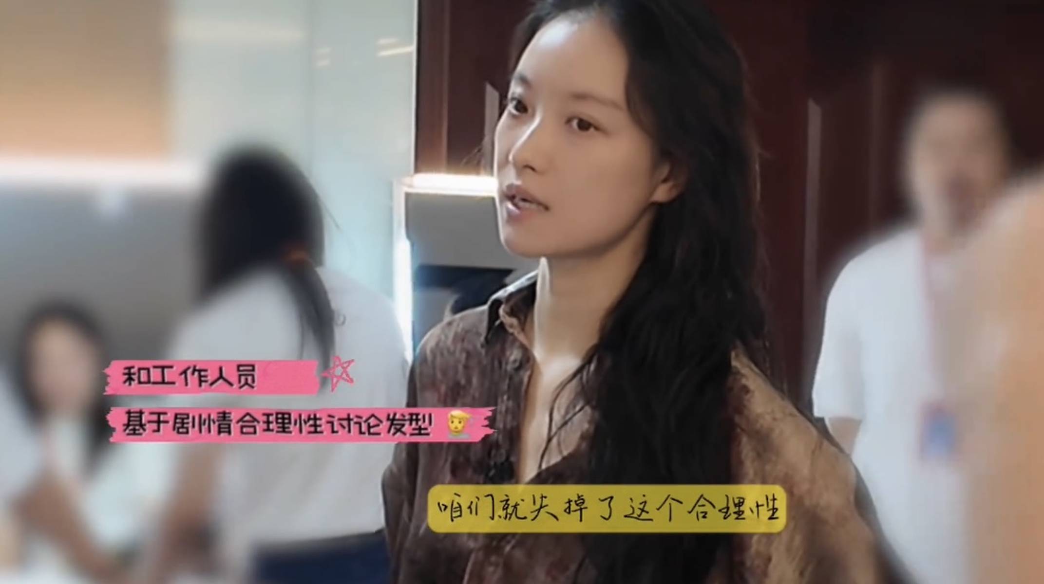 倪妮为角色剪短发干练帅气 晒vlog认真工作