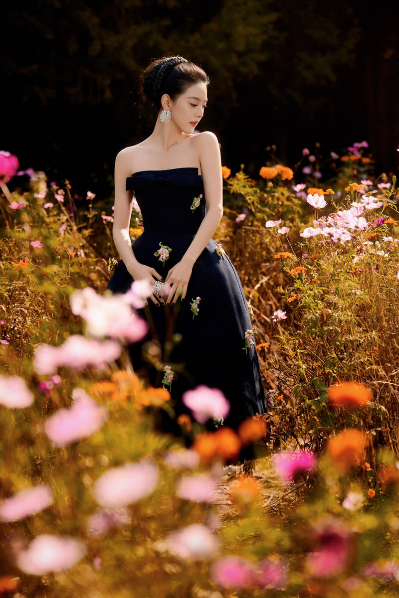 章若楠穿抹胸裙娇俏明媚 置身花丛尽显温柔优雅