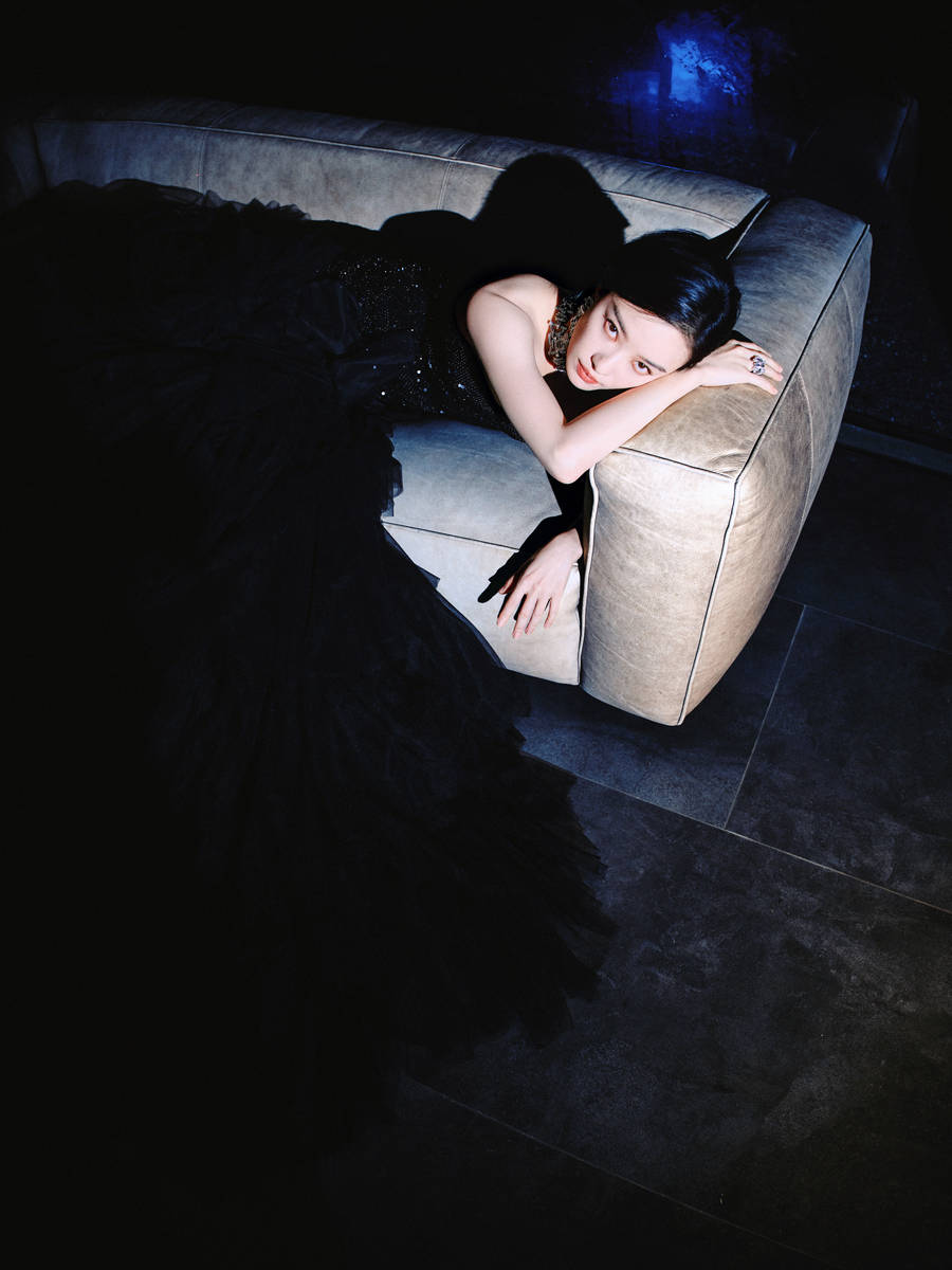 倪妮穿抹胸长裙性感魅惑 黑发红唇眼神妩媚撩人