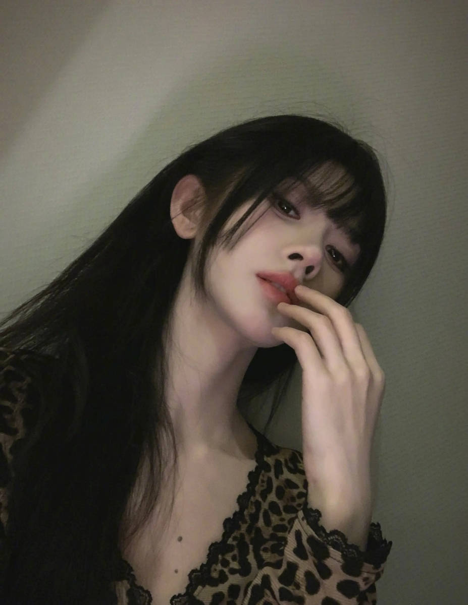 鞠婧祎穿豹纹上衣散发纯欲诱惑 黑发红唇性感慵懒
