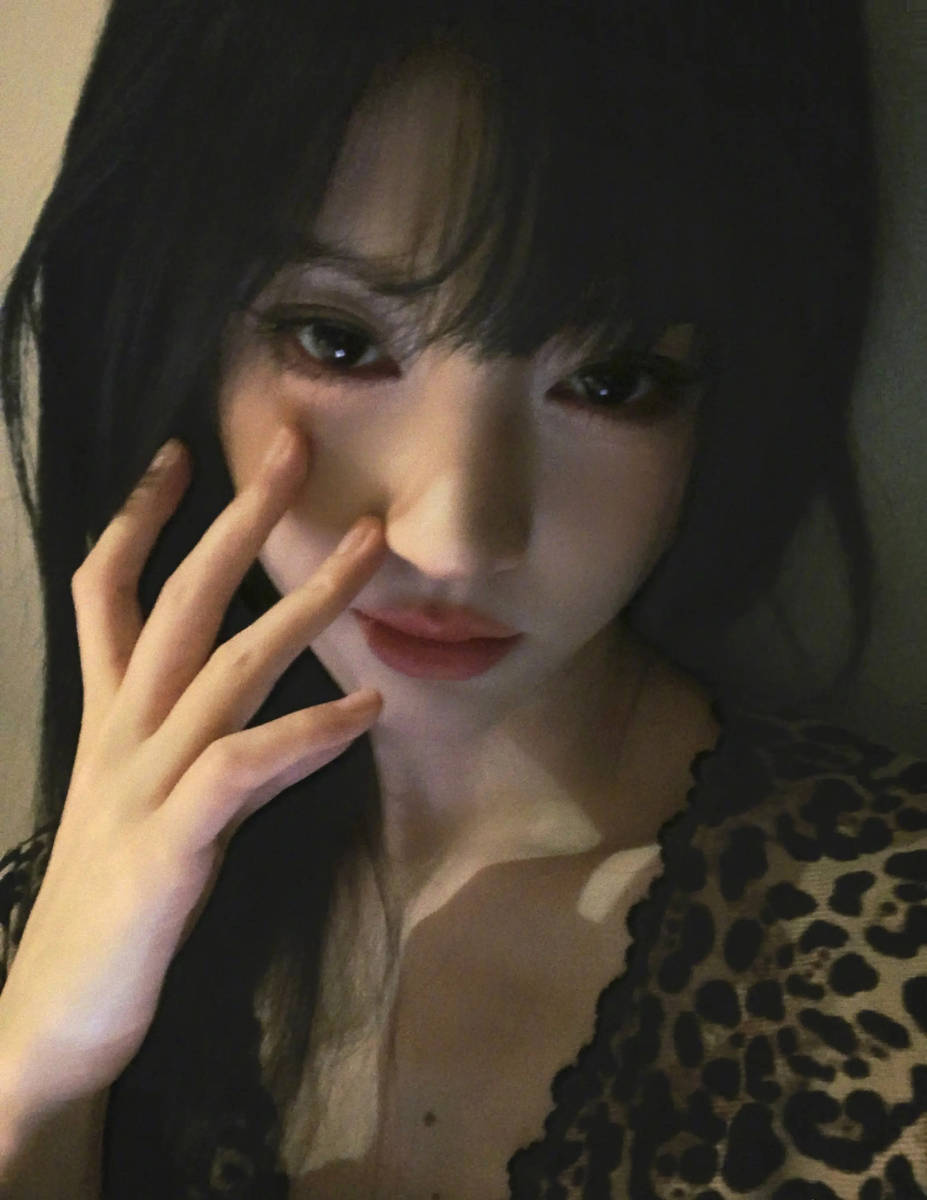 鞠婧祎穿豹纹上衣散发纯欲诱惑 黑发红唇性感慵懒