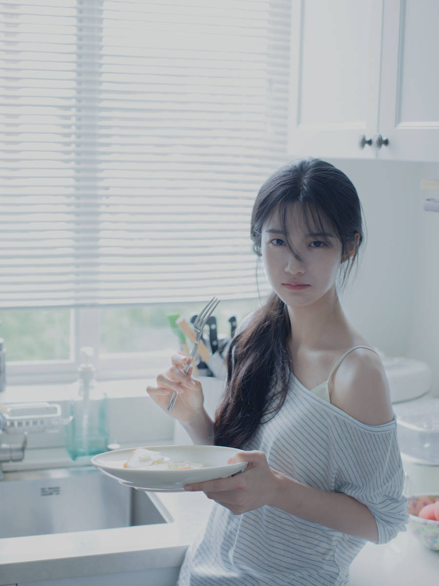 卢昱晓穿单肩上衣与小狗互动 回眸浅笑清纯甜美