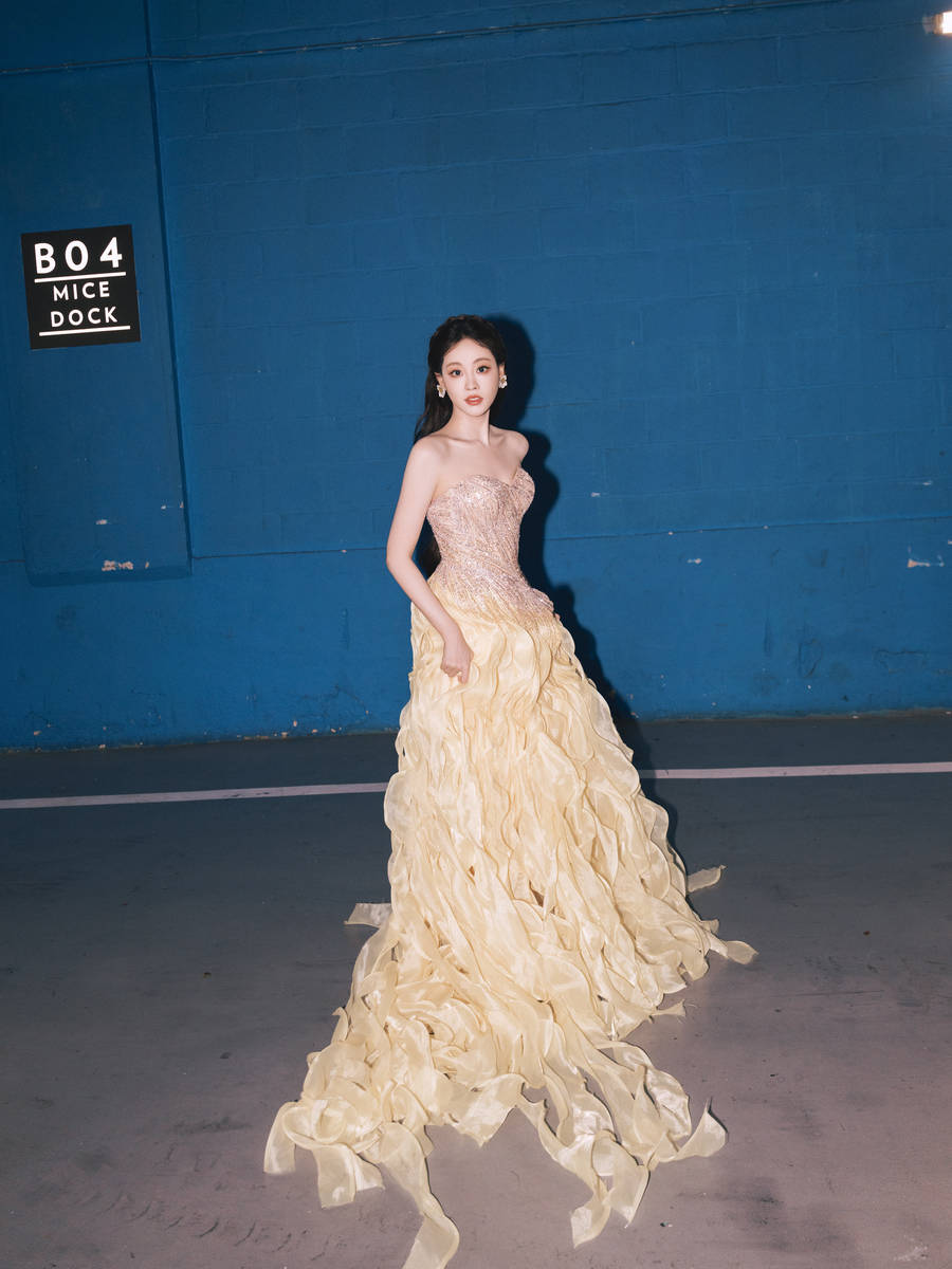 祝绪丹穿纱裙气质明媚娇俏 表情生动宛如在逃公主