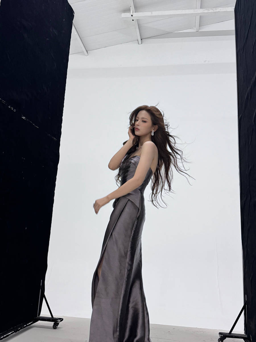 杨超越趴在沙发上睡觉 身材凹凸有致修长双腿吸睛