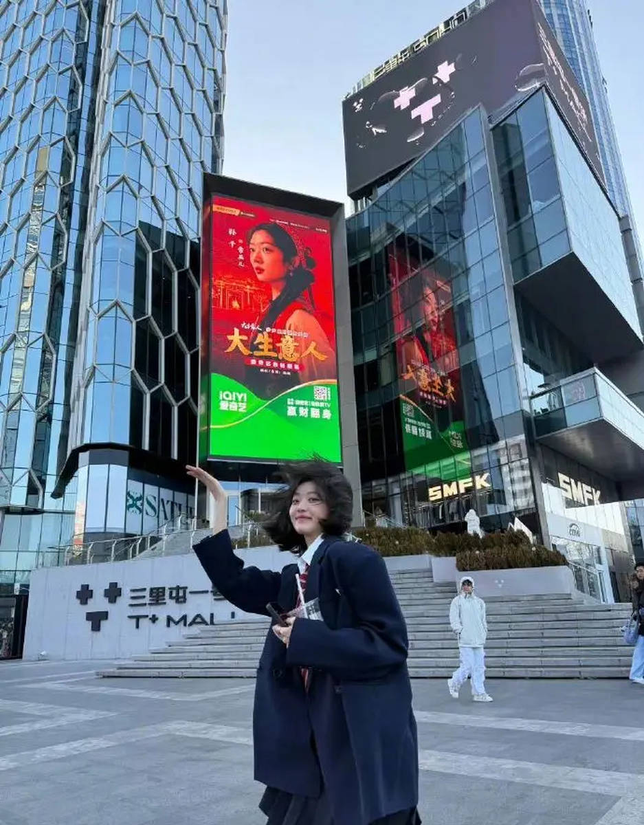 孙千晒校园风写真 又甜又飒的“美美高妹”