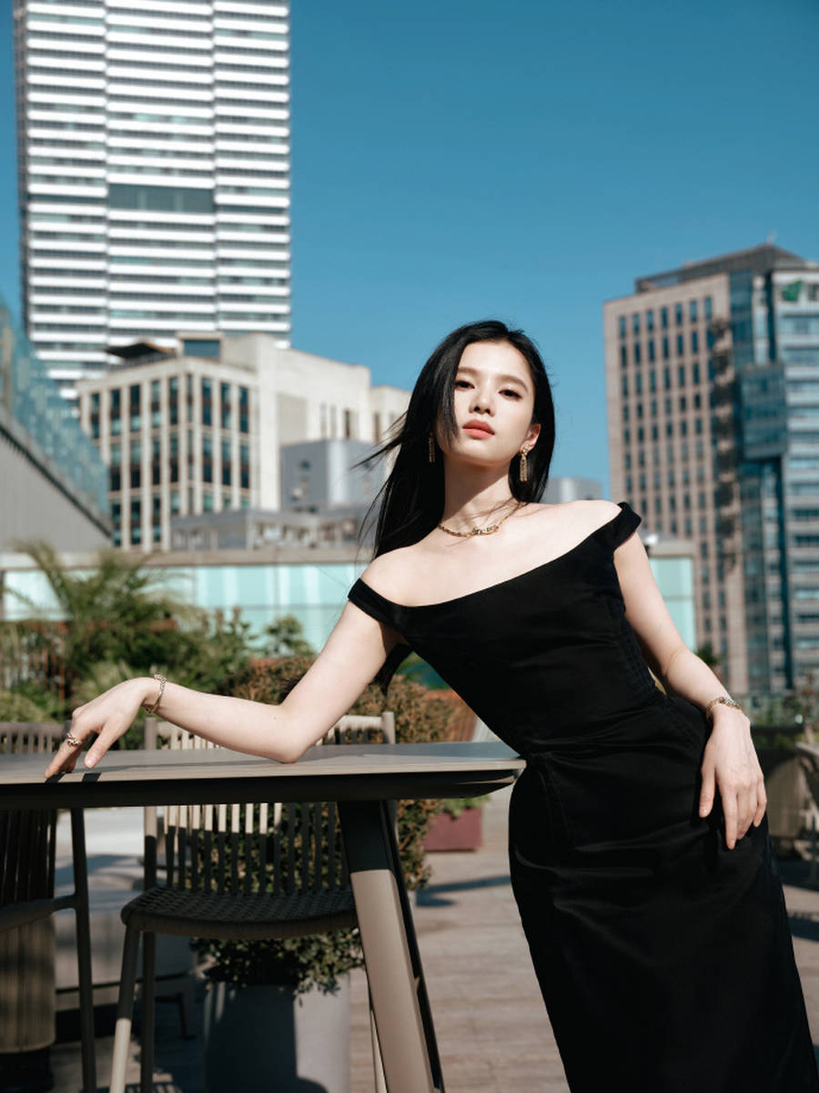 张婧仪穿一字肩黑裙好优雅 矜贵千金感溢出屏幕