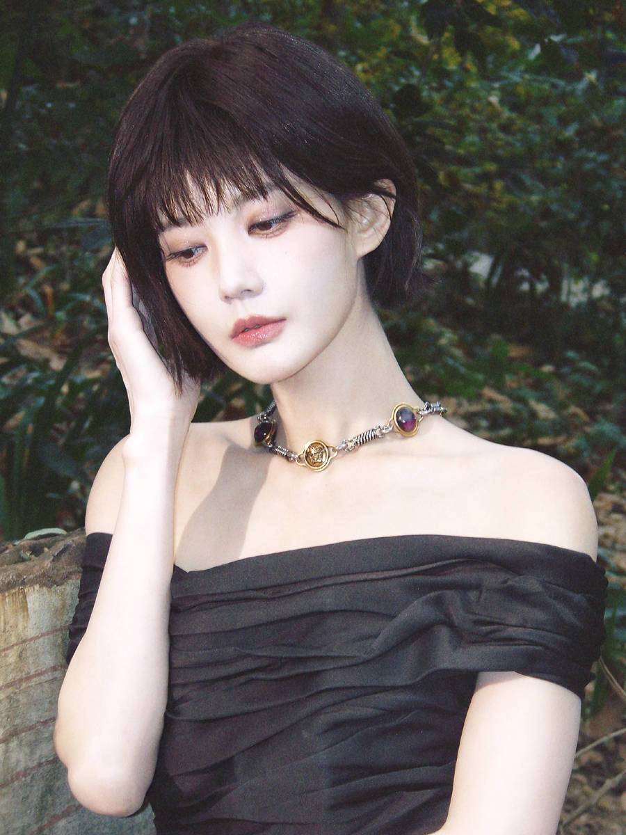 李一桐短发造型酷飒利落 穿黑色露肩上衣性感纯欲