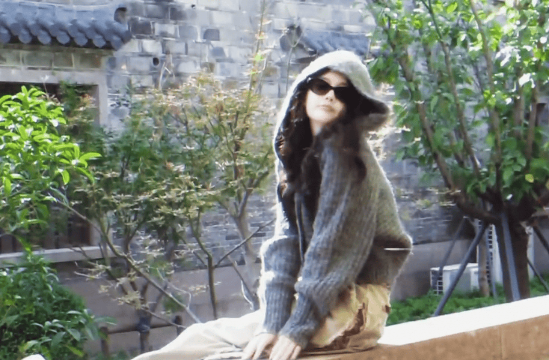 郑合惠子穿针织外套露香肩！甜笑wink少女感十足-第6张图片-旧杳电影网