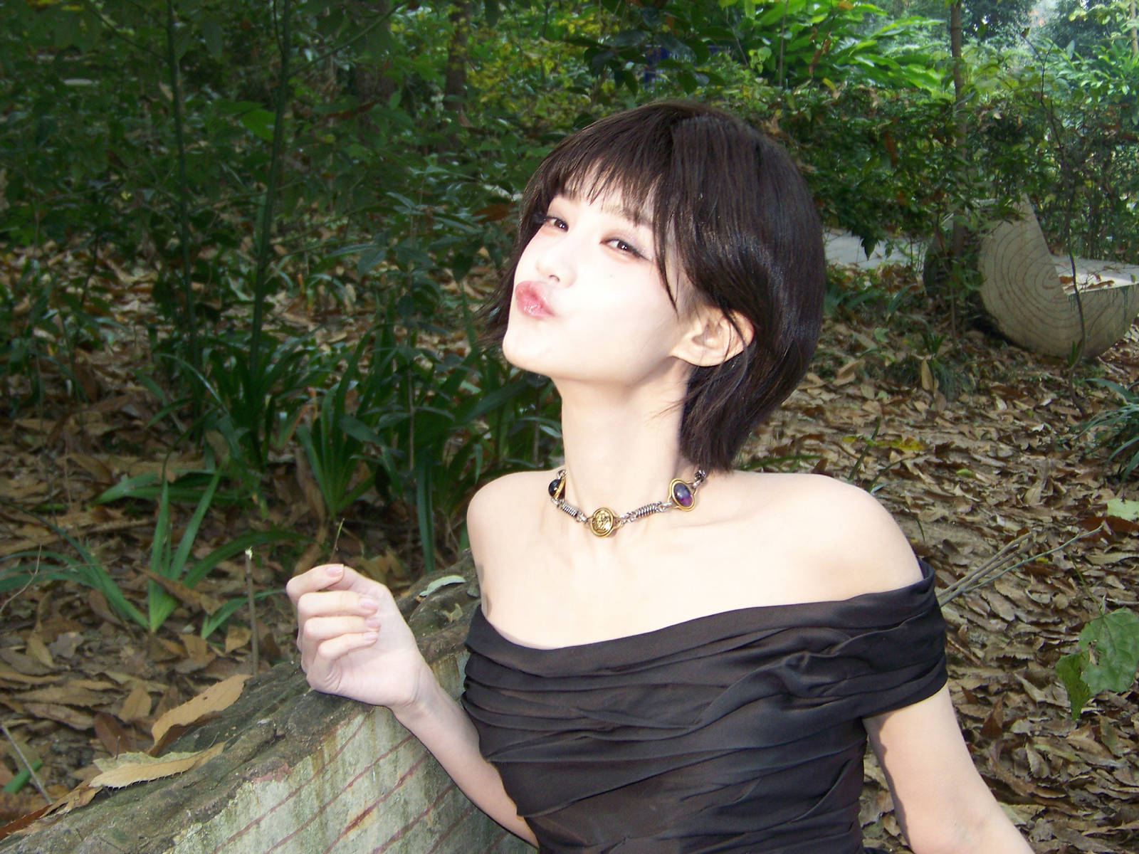 李一桐短发造型酷飒利落 穿黑色露肩上衣性感纯欲