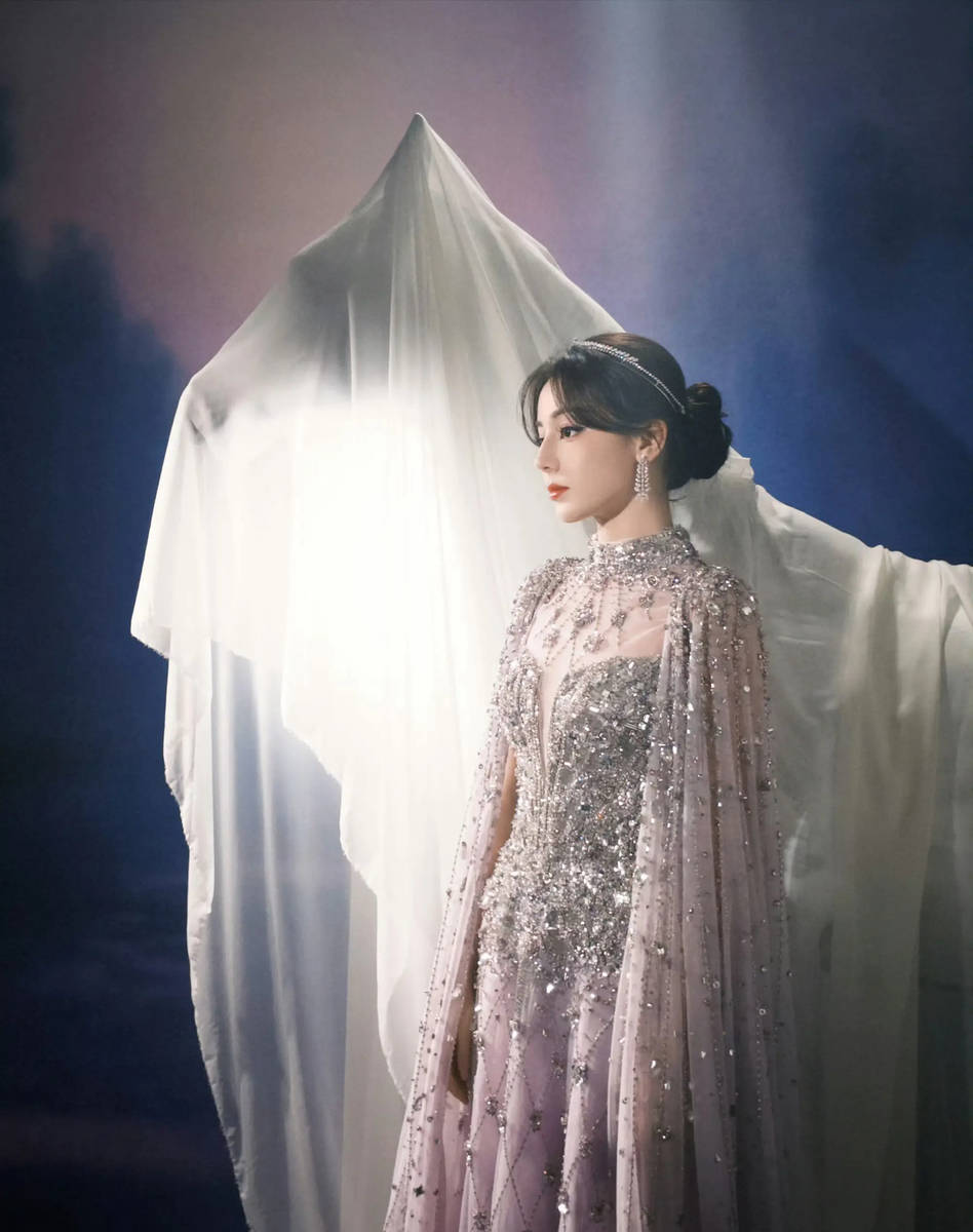 迪丽热巴身穿银色纱裙美轮美奂 盘发造型唯美优雅-第3张图片-旧杳电影网