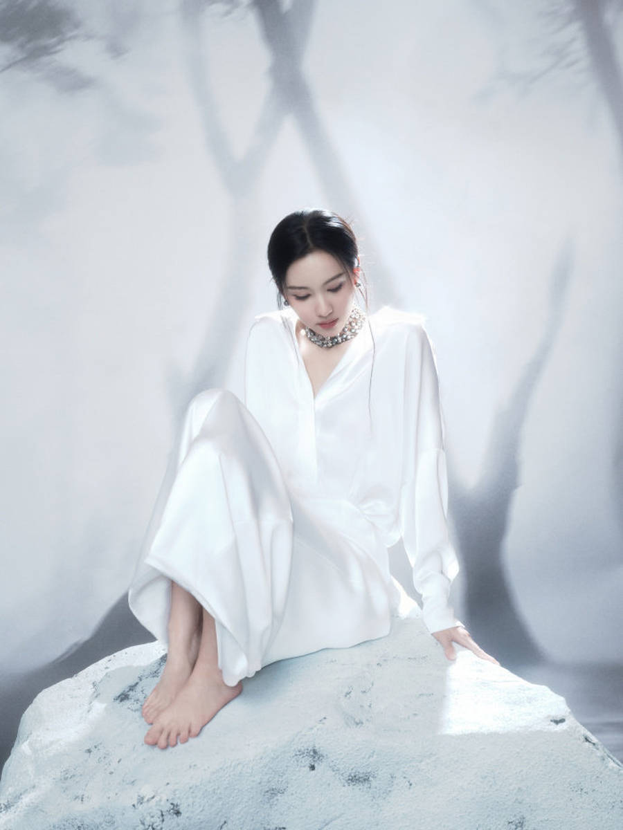 陈都灵白色系look天然纯净 眼神无辜楚楚动人