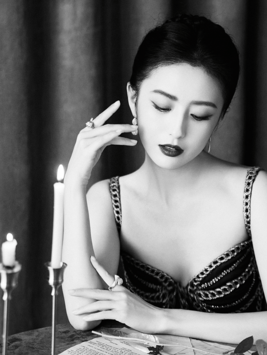 佟丽娅穿墨绿丝绒裙肩颈纤美 窈窕身姿优雅动人