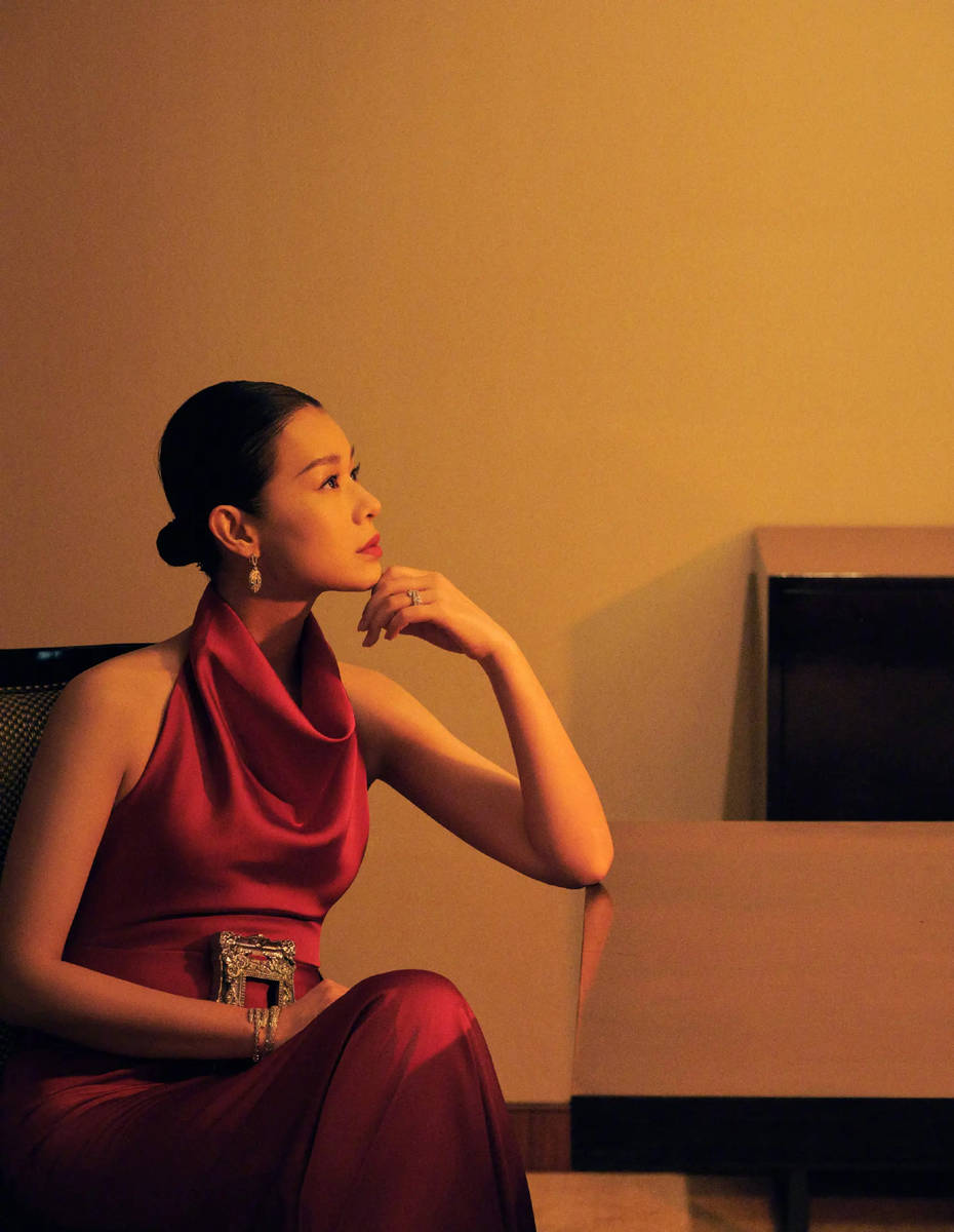 胡杏儿穿红色鱼尾裙曲线曼妙 利落盘发优雅又端庄