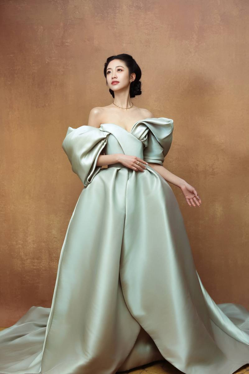 向涵之低头垂眸温婉动人 盘发造型优雅贵气