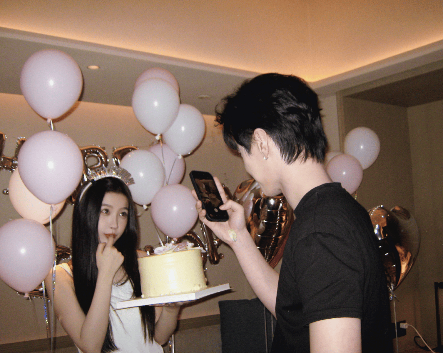 何与为虞书欣庆生互动亲昵 二人打扮潮酷男帅女美