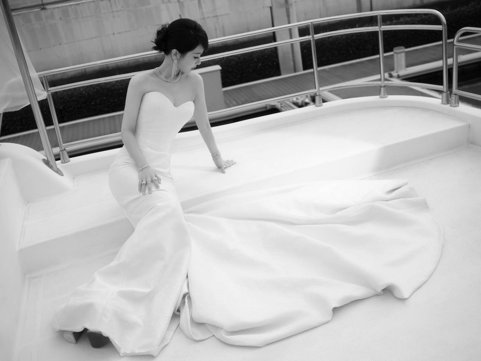 杨紫穿抹胸裙似优雅白天鹅！绽放温柔笑容美貌养眼