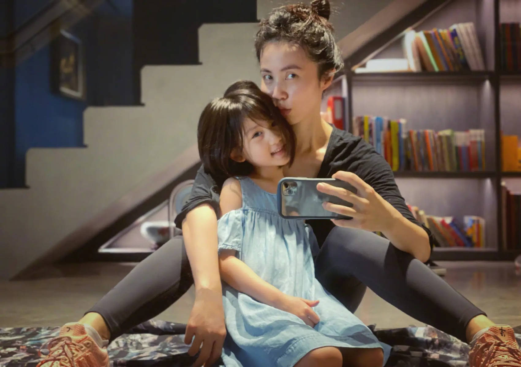 黄磊孙莉二女儿近照曝光！眼睛旁边两颗泪痣好独特