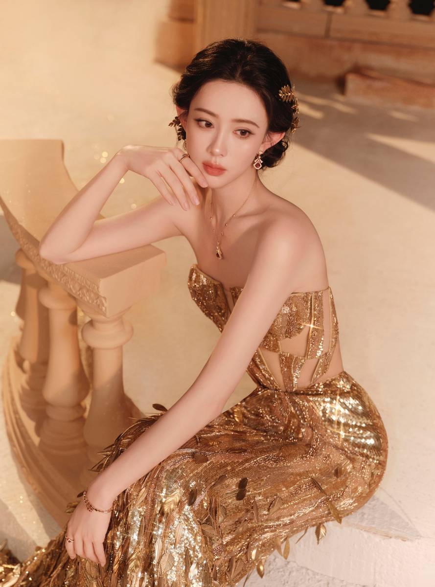 孟子义手持弯弓宛如神女降临 露白皙美背慵懒神秘