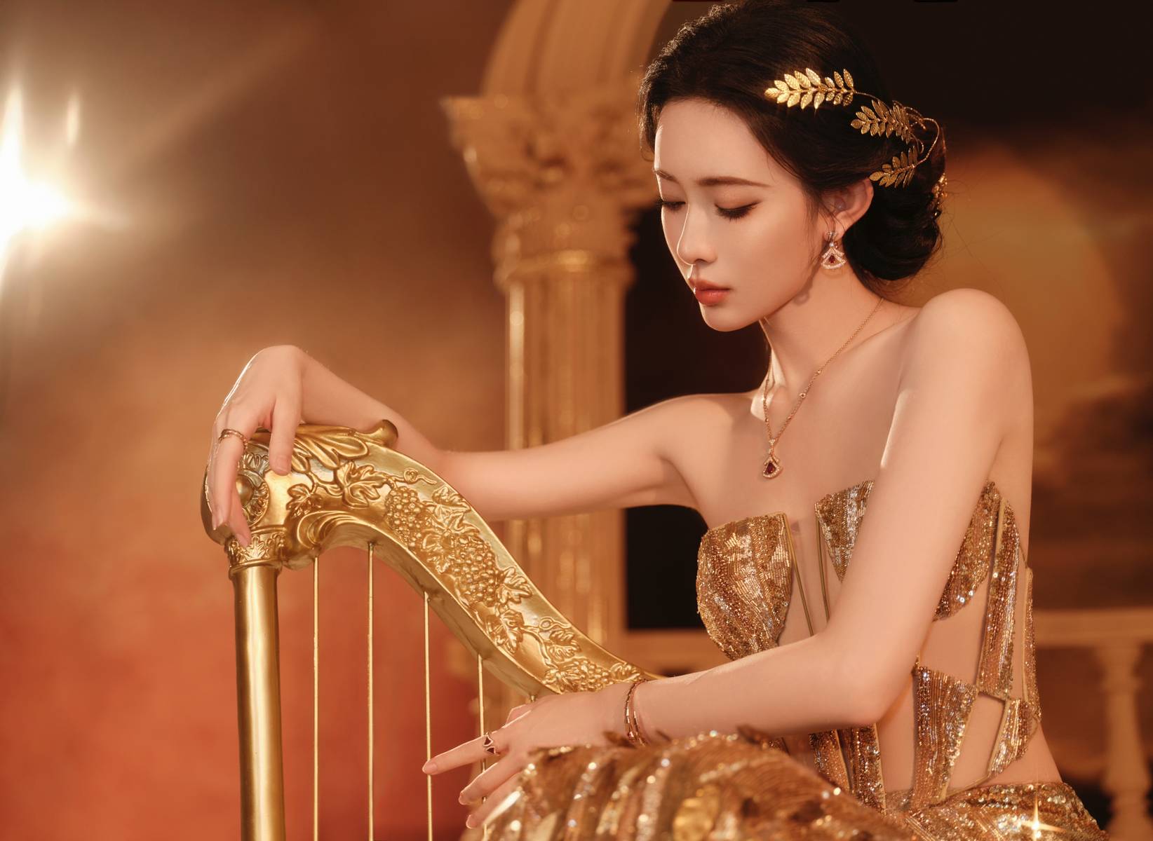 孟子义手持弯弓宛如神女降临 露白皙美背慵懒神秘