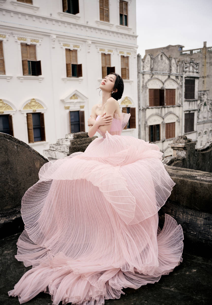 邓恩熙穿公主裙回眸灵动大方 俏皮起舞少女感十足